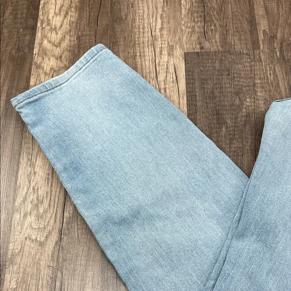 Calvin Klein Womens high-rise, skinny Jeans in Light Blue - Picture 4 of 6